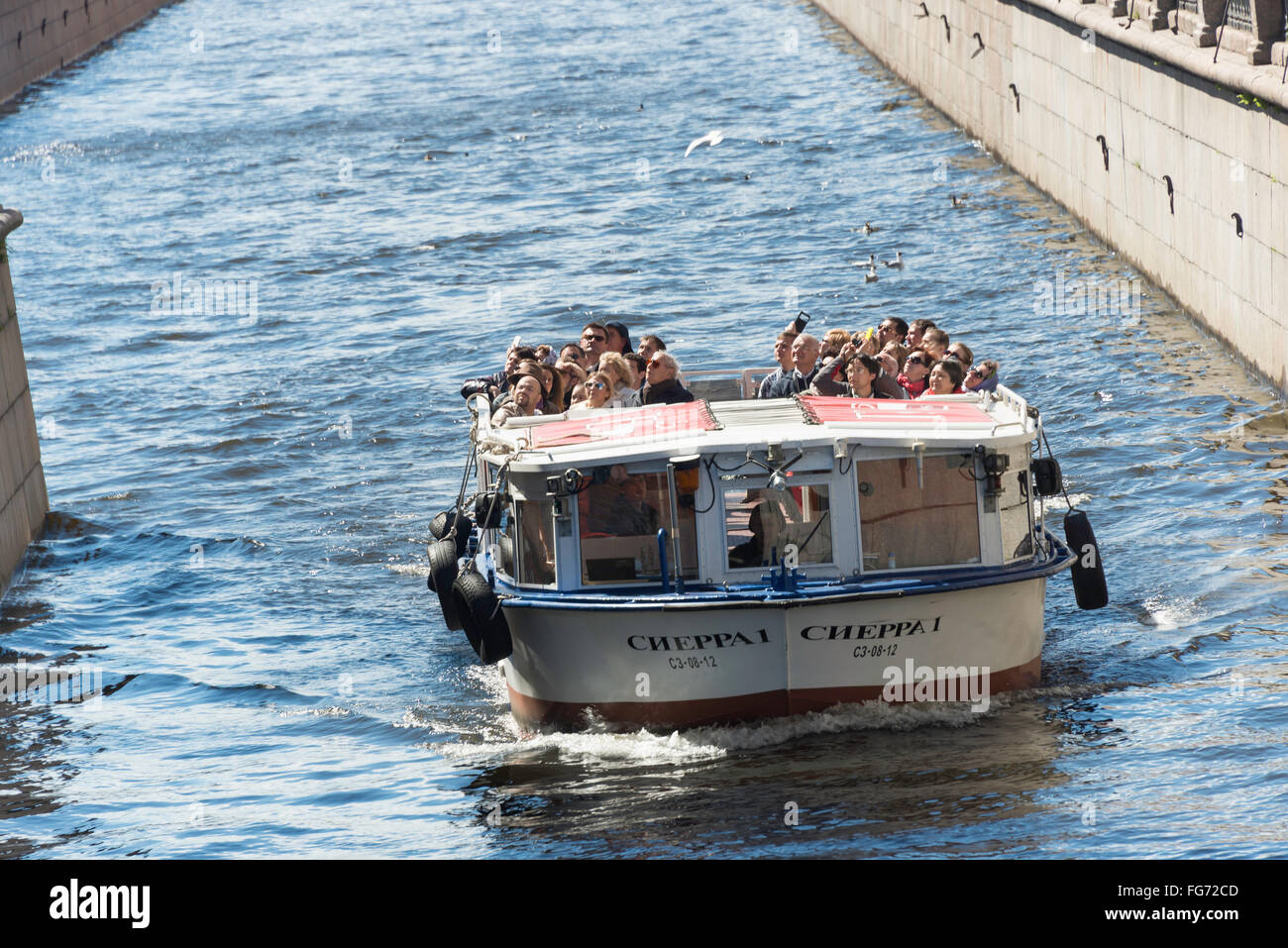 Visita della città in barca di crociera su Griboyedov Canal San Pietroburgo, regione nord-occidentale, Federazione russa Foto Stock