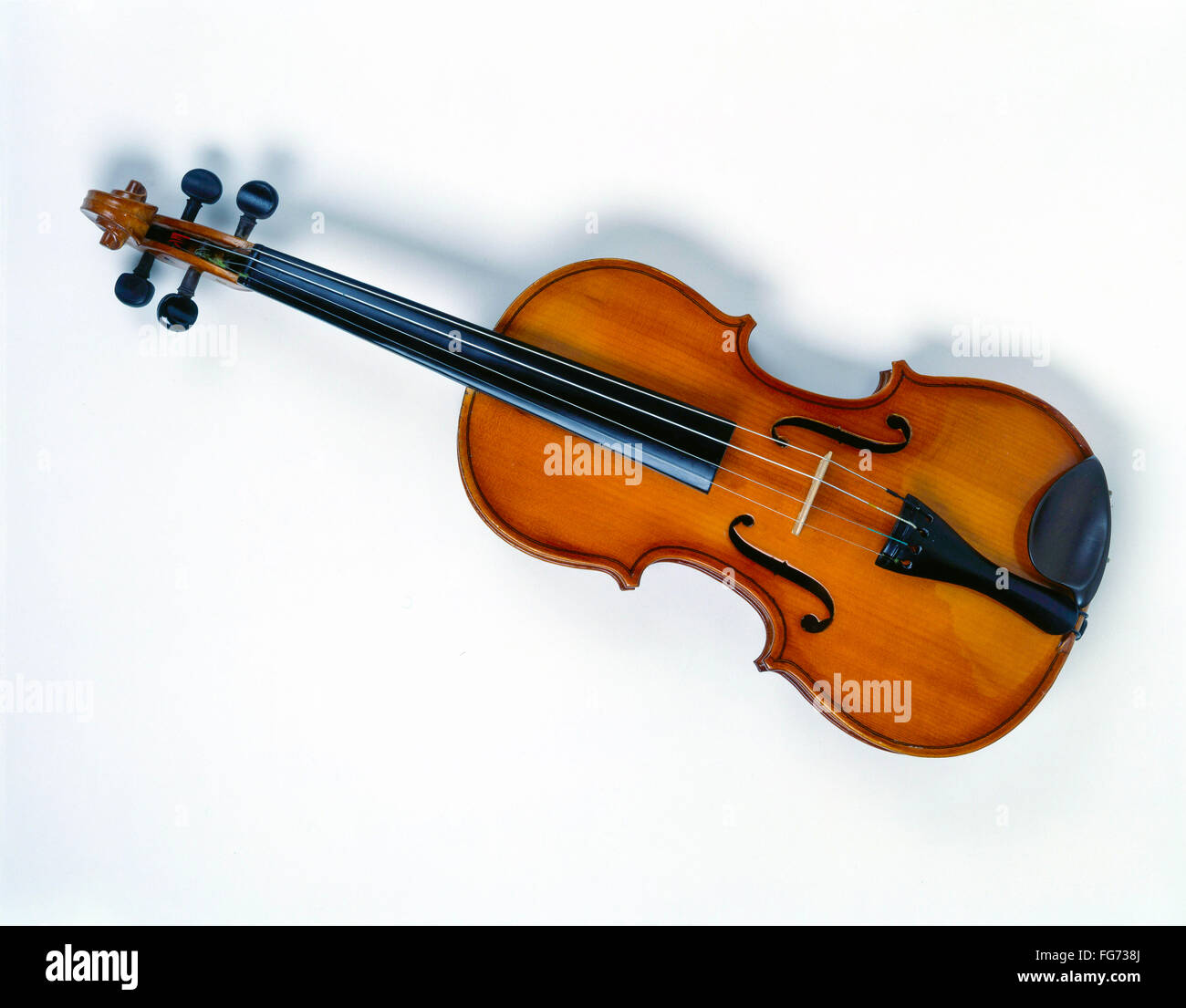Still-life di violino con sfondo bianco, London, England, Regno Unito Foto Stock