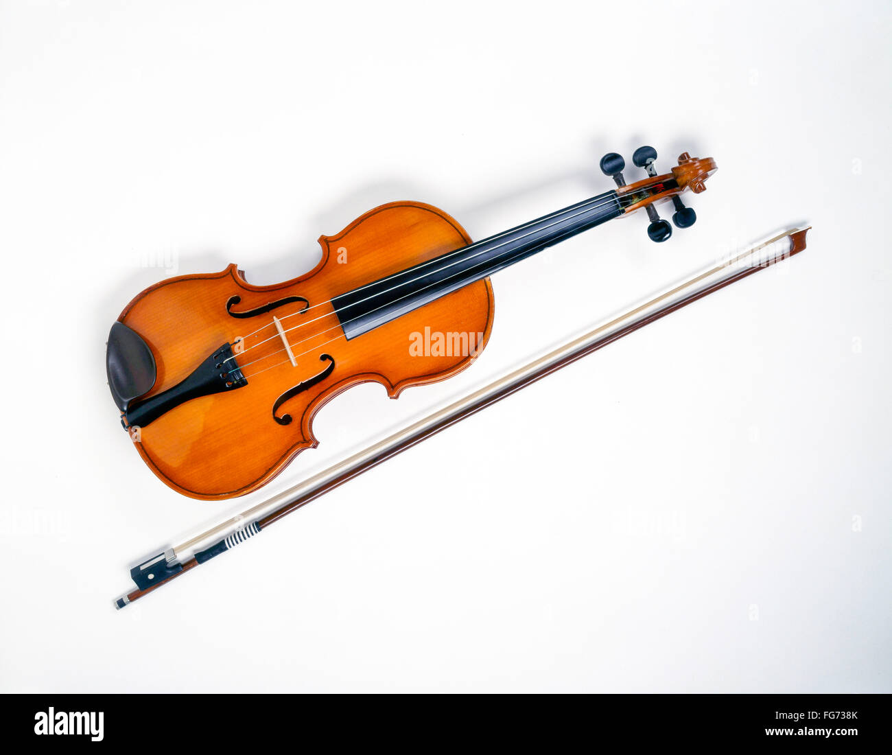 Natura morta di violino e arco con sfondo bianco, Greater London, England, United Kingdom Foto Stock