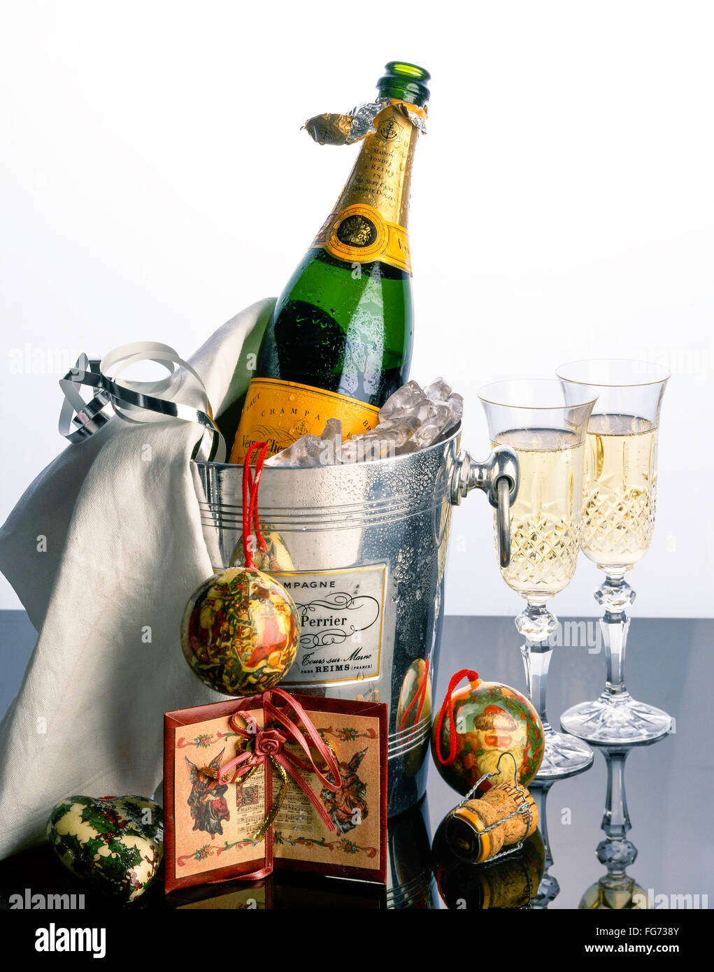 Veuve Clicquot champagne nel secchiello ghiaccio con decorazioni natalizie e bicchieri di cristallo, London, England, Regno Unito Foto Stock