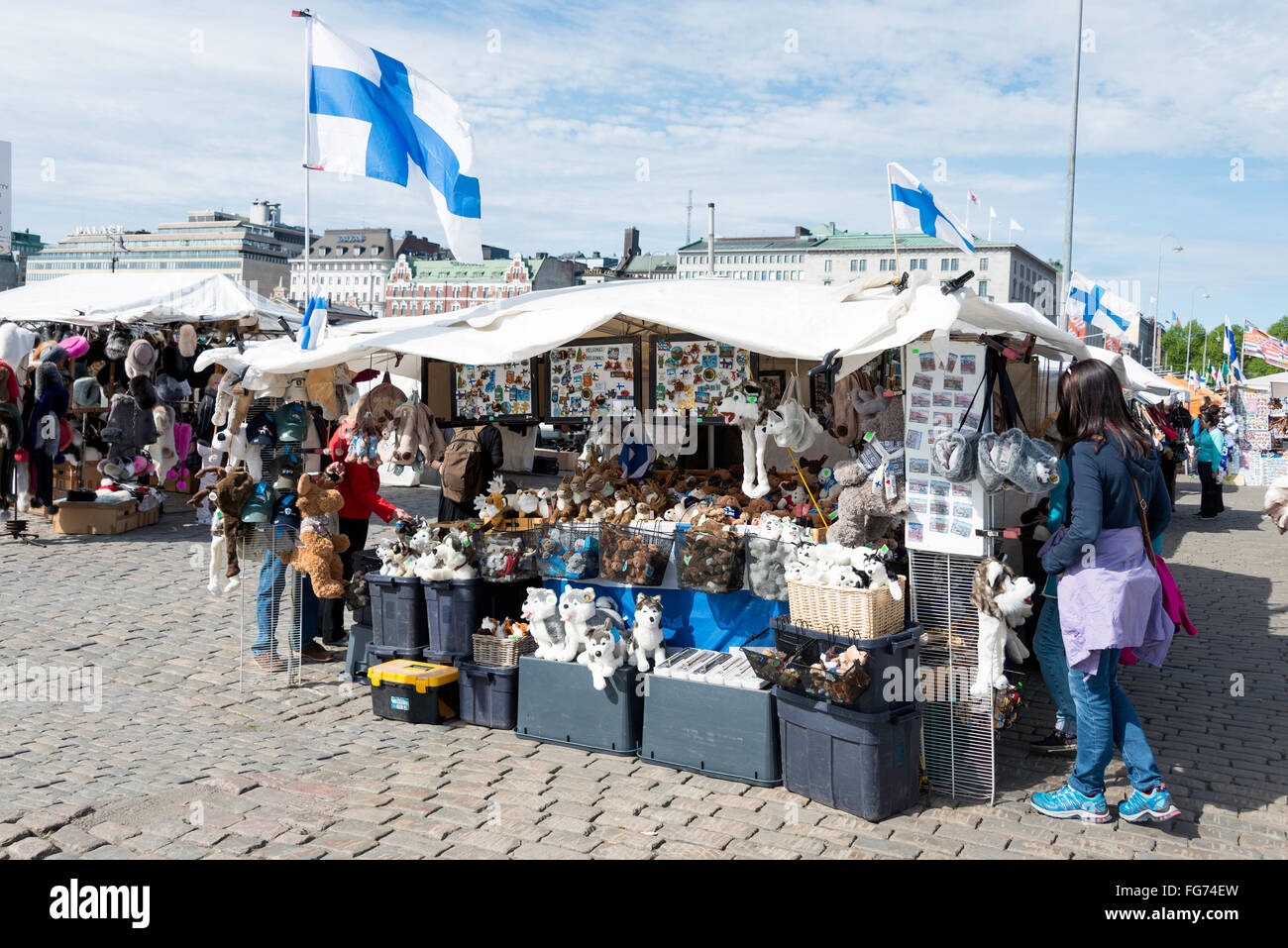 Bancarelle di souvenir, la Piazza del Mercato (Kauppatori), Helsinki, regione di Uusimaa, la Repubblica di Finlandia Foto Stock