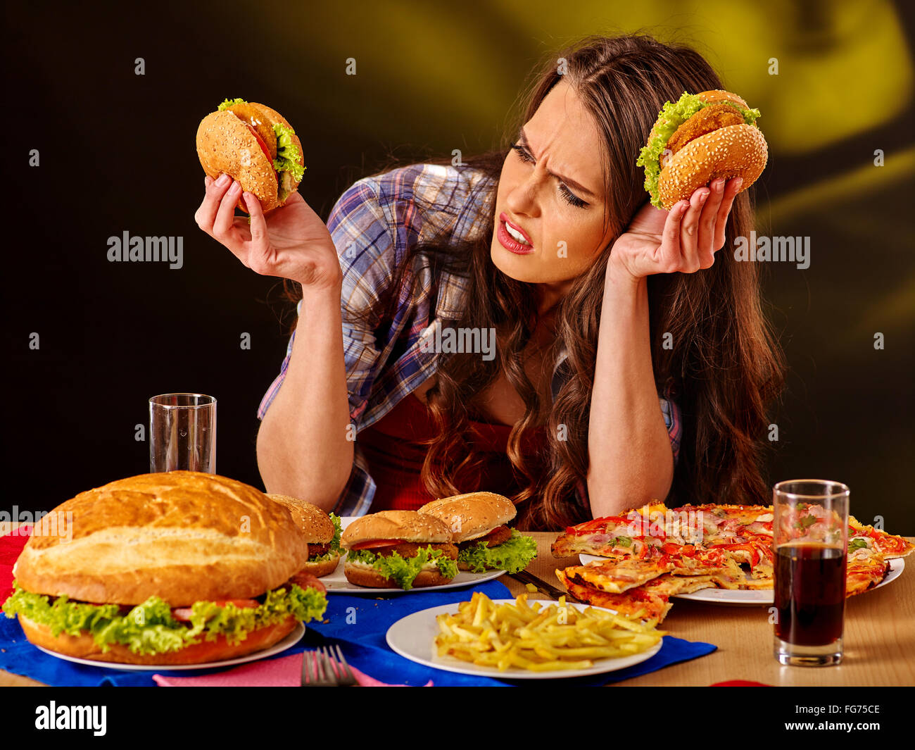 Ragazza di mangiare grandi sandwich. Foto Stock