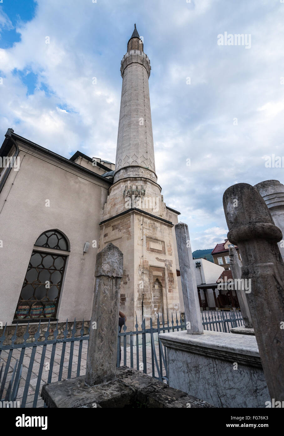 Gazi Husrev-beg moschea e Mausoleo (sinistra) nella vecchia città di Sarajevo, la più grande moschea storica in Bosnia ed Erzegovina Foto Stock