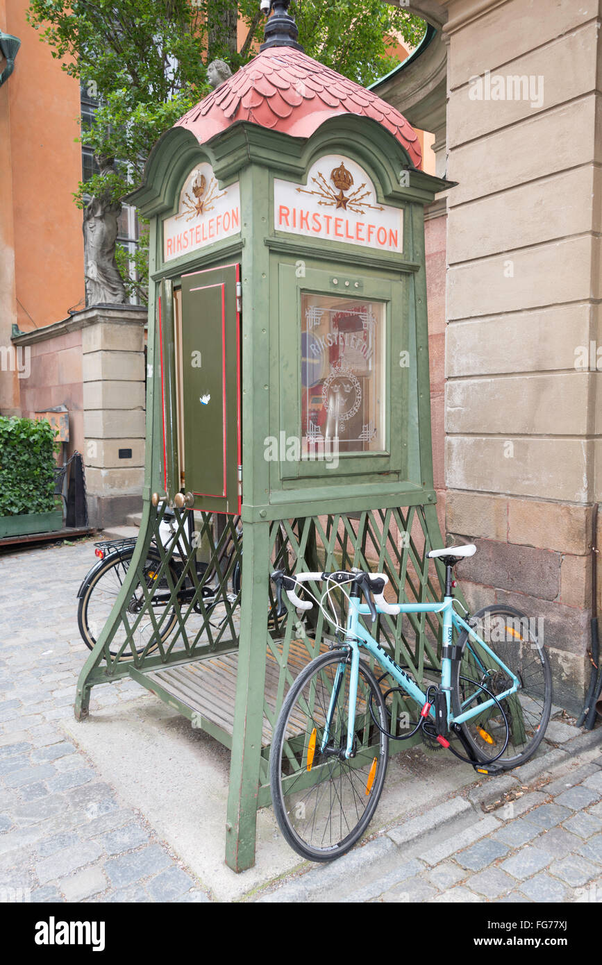 Periodo telefono in legno chiosco (Rikstelefon), distretto di Norrmalm, Stoccolma, il Regno di Svezia Foto Stock