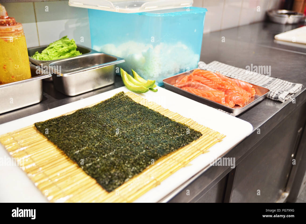 La realizzazione di sushi (Preparazione per rendere il sushi) Foto Stock