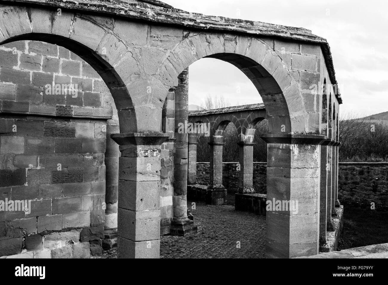 Xii secolo chiesa romanica situata nel nord della Spagna che origine rimane controverso. Foto Stock