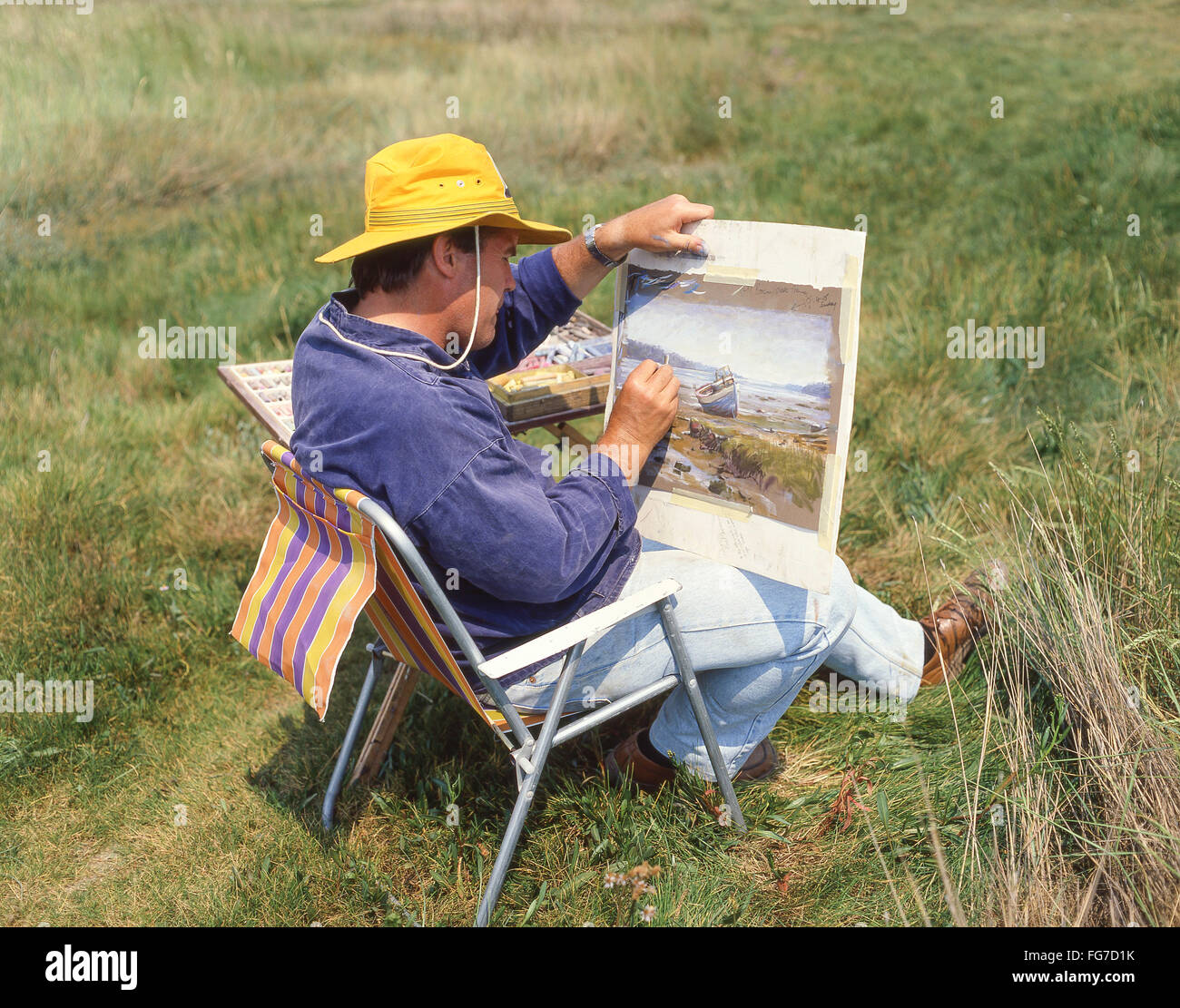 Artista maschile pittura paesaggio vicino Aldeburgh, Suffolk, Inghilterra, Regno Unito Foto Stock