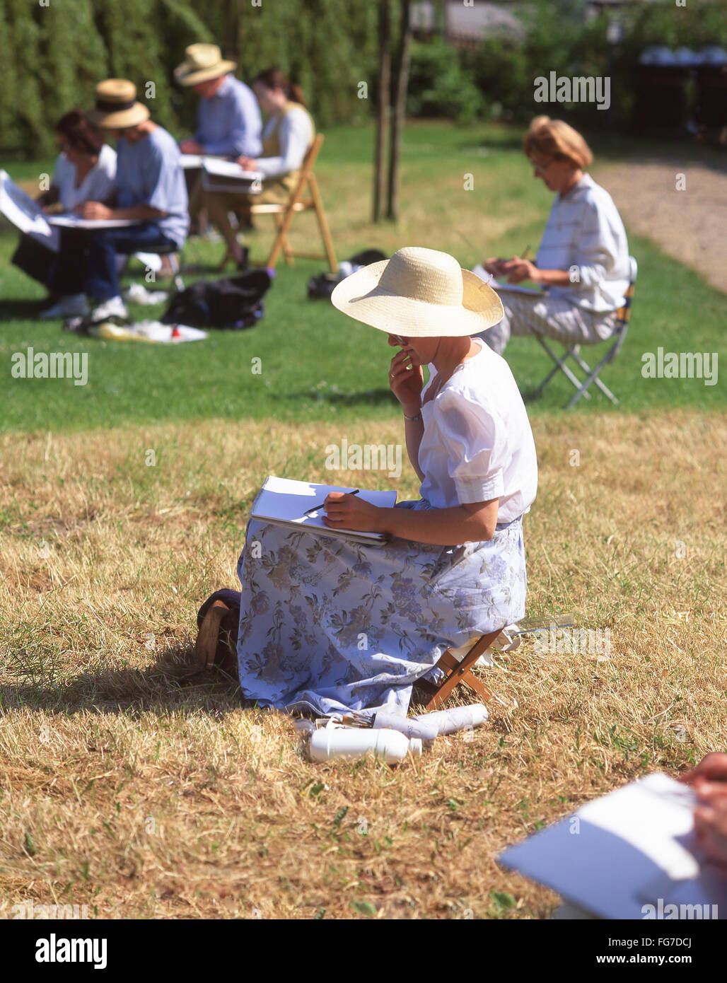 Gruppo artista abbozzare sul Tamigi banca, Sonning, Berkshire, Inghilterra, Regno Unito Foto Stock