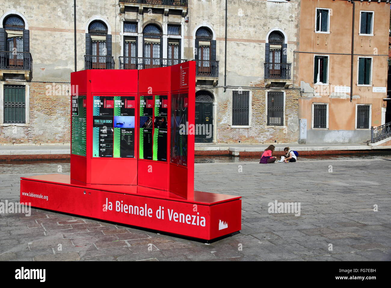 Geografia / viaggi, Italia, Veneto, Venezia, Dorsoduro, La Biennale di Venezia, stand-up display, campo di San Barnaba, Additional-Rights-Clearance-Info-Not-Available Foto Stock