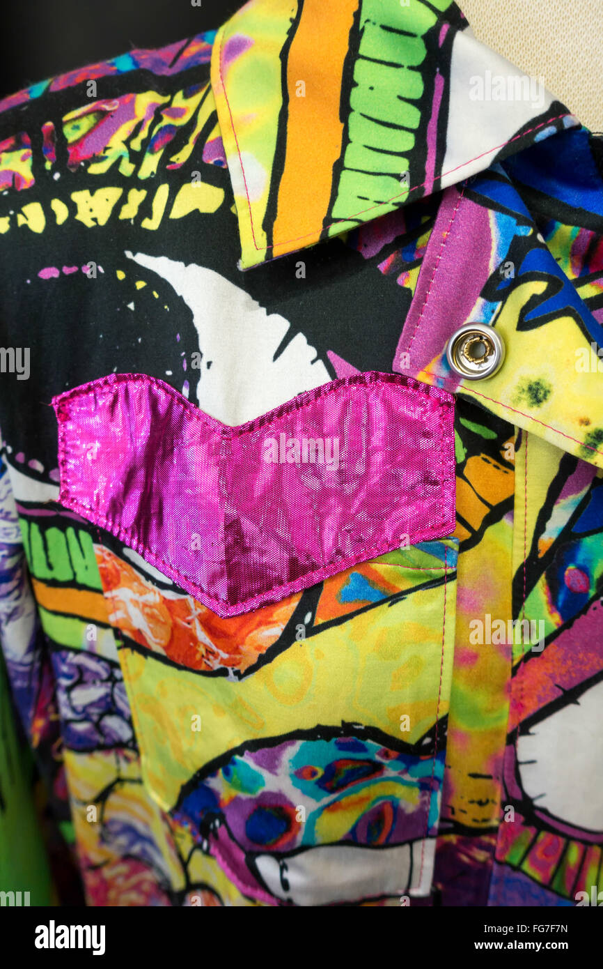 Onorevoli maglietta colorata art display nel Millennium Centre di Cardiff Foto Stock