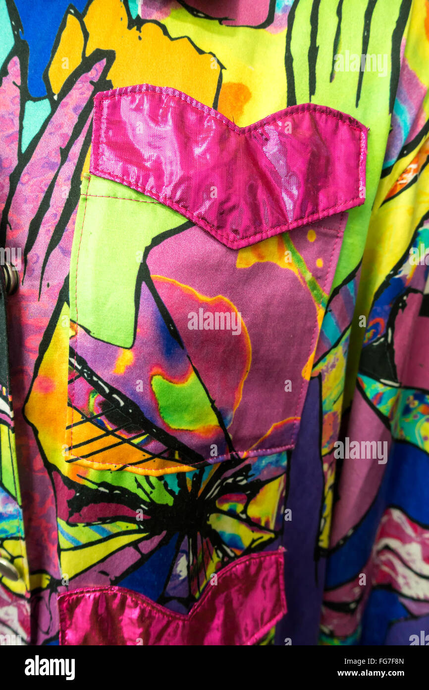 Onorevoli maglietta colorata art display nel Millennium Centre di Cardiff Foto Stock