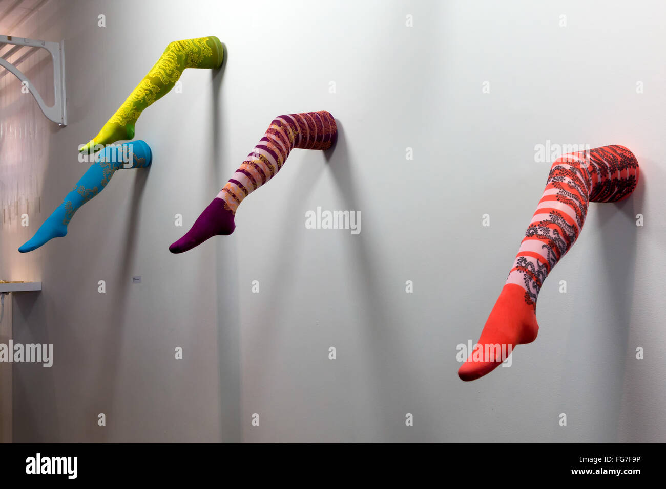 Onorevoli gambe in collant coloratissimi art display nel Millennium Centre di Cardiff Foto Stock