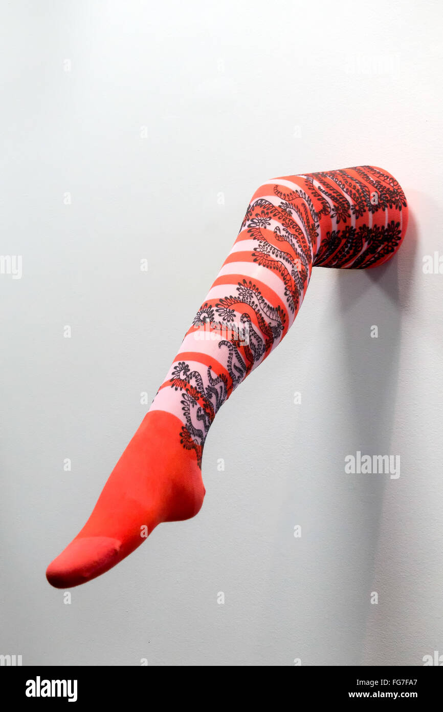 Onorevoli colleghe gamba in collant coloratissimi art display nel Millennium Centre di Cardiff Foto Stock