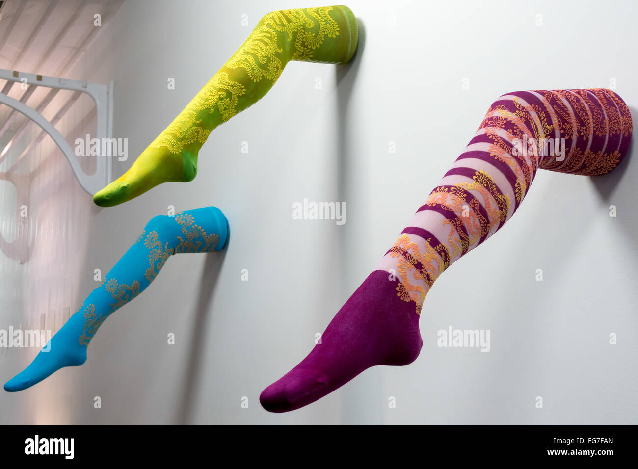 Onorevoli gambe in collant coloratissimi art display nel Millennium Centre di Cardiff Foto Stock