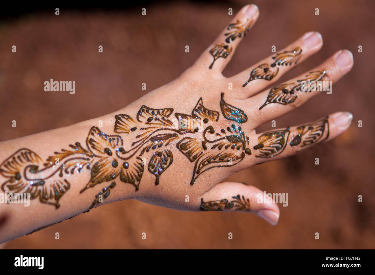 Berber ragazza con Henna body art sulle sue mani Marrakesh, Marocco Foto Stock