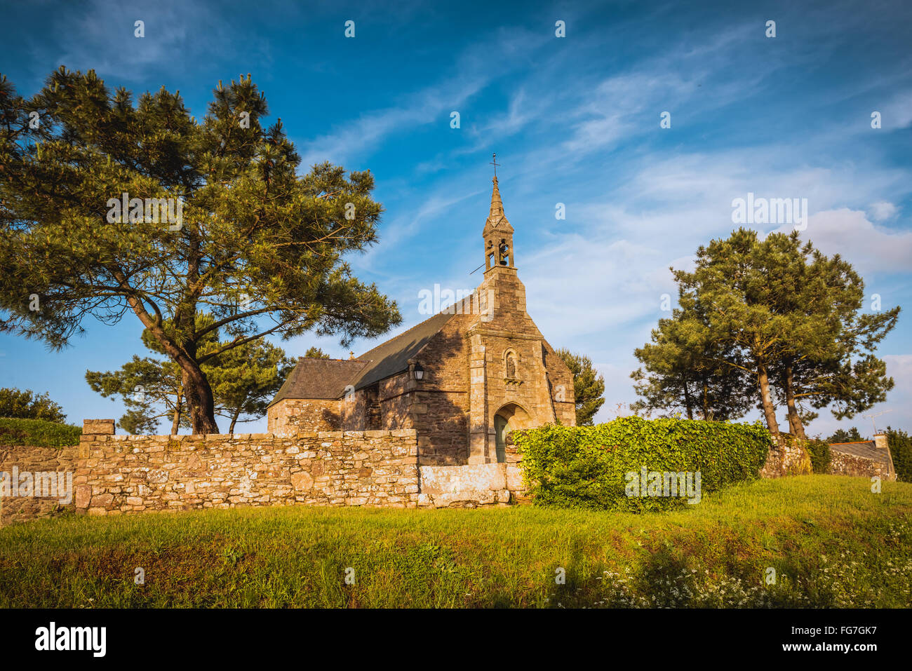 Vecchia chiesa in Bretagne, Francia Foto Stock