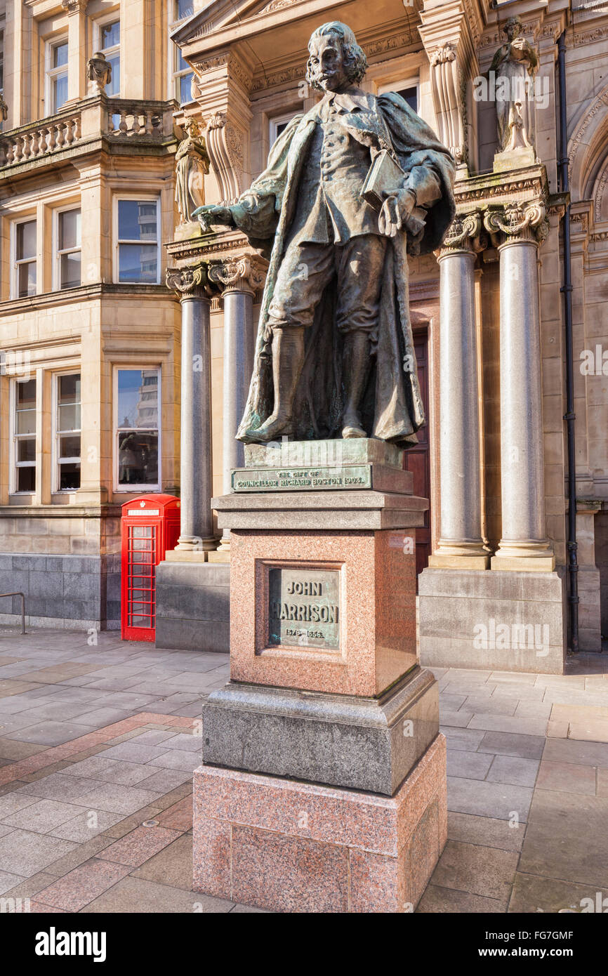 Statua di John Harrison nella parte anteriore del vecchio ufficio postale in City Square, Leeds, West Yorkshire. Foto Stock