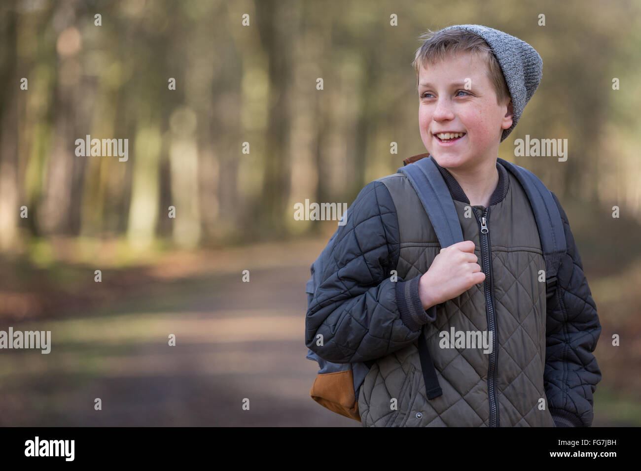 Un ragazzo con uno zaino a piedi nei boschi Foto Stock