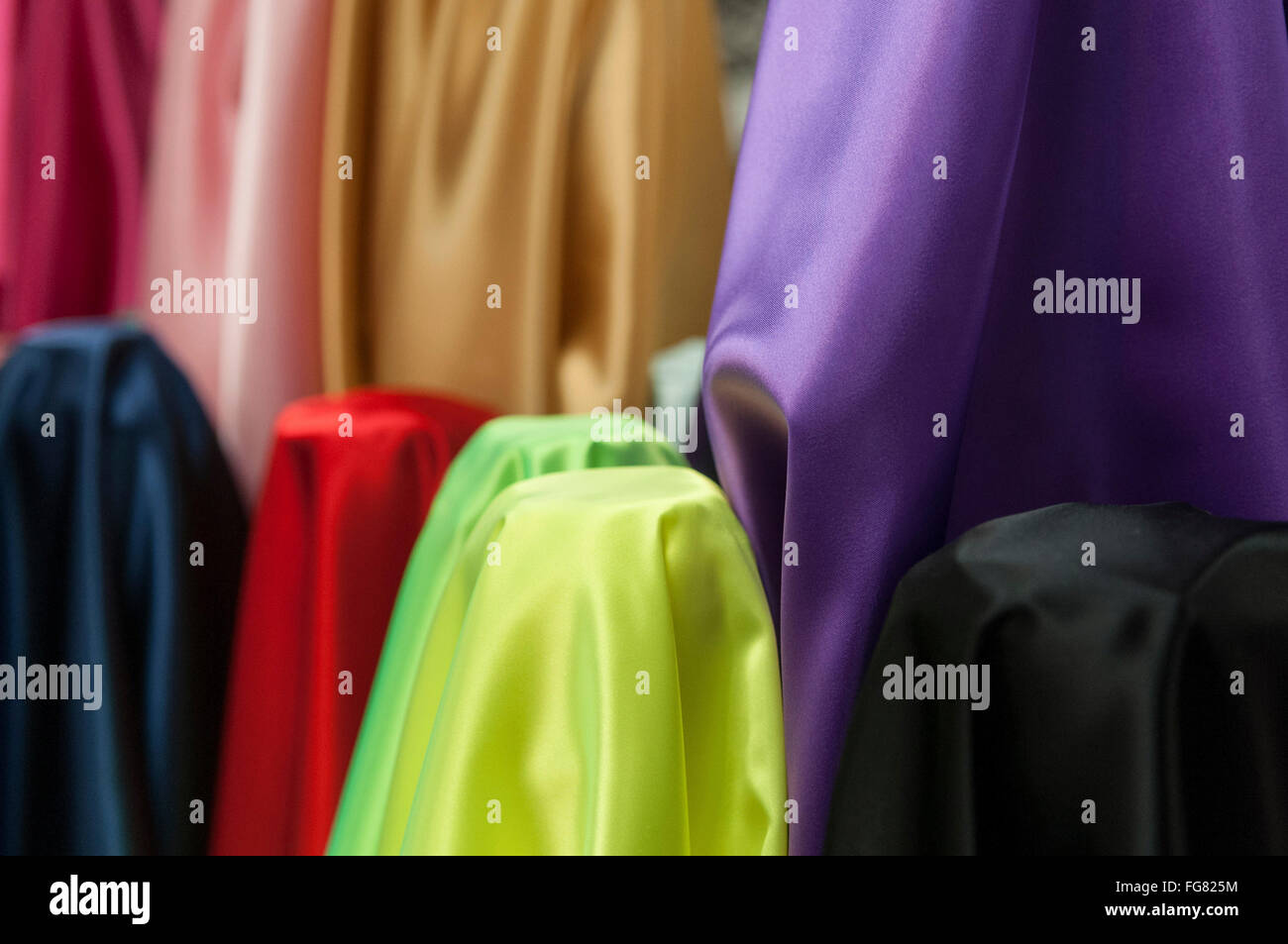 Vivacemente colorato panno sul display in un tessuto store. Foto Stock
