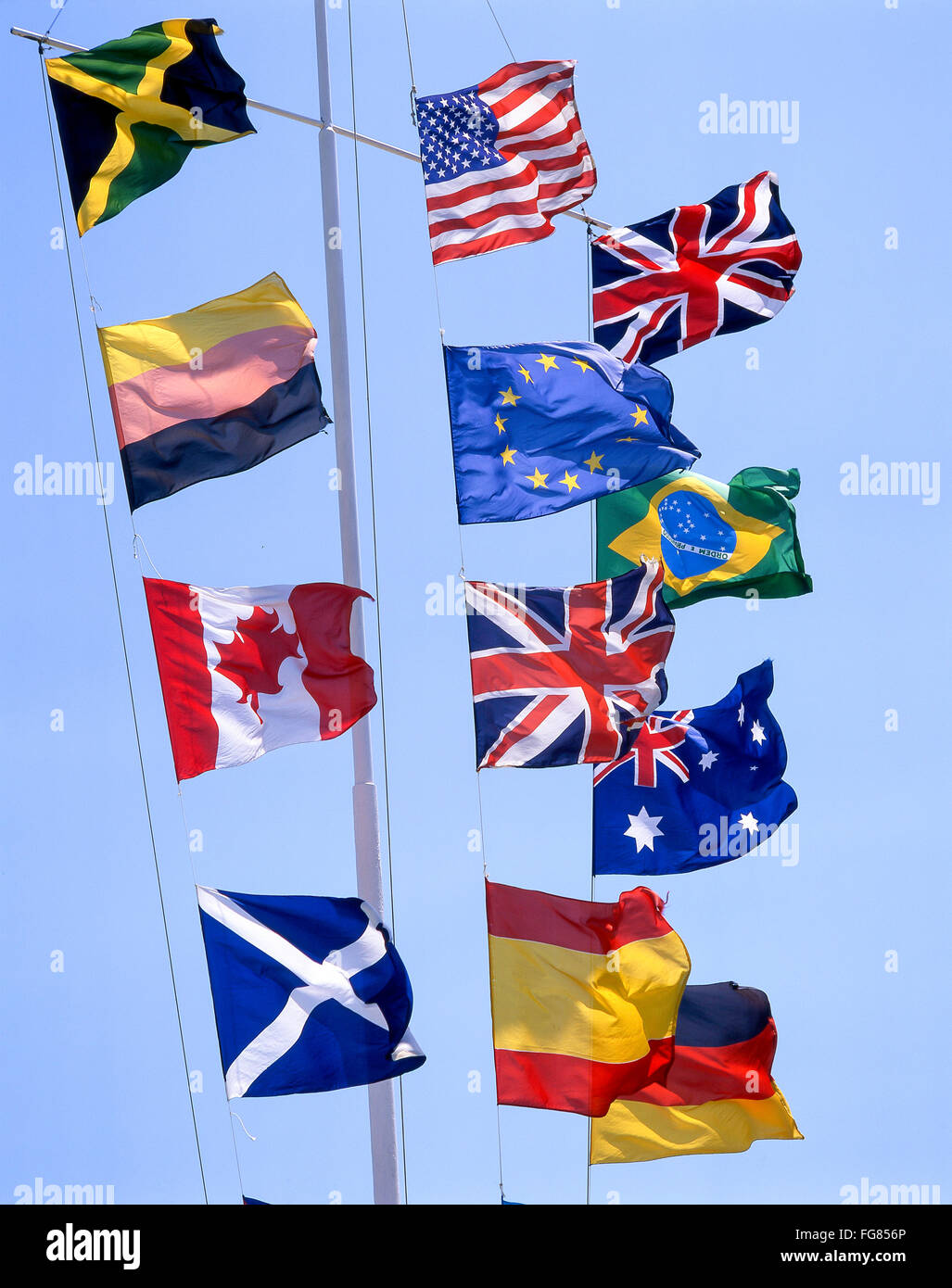 Europei e bandiere del mondo sul pennone, Southampton, Hampshire, Inghilterra, Regno Unito Foto Stock