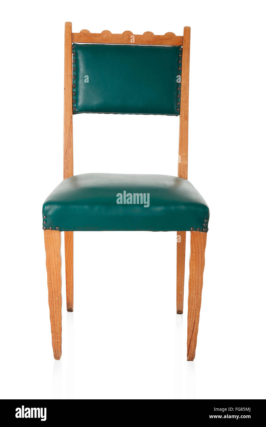 In pelle verde e legno sedia antica su bianco, tracciato di ritaglio Foto Stock