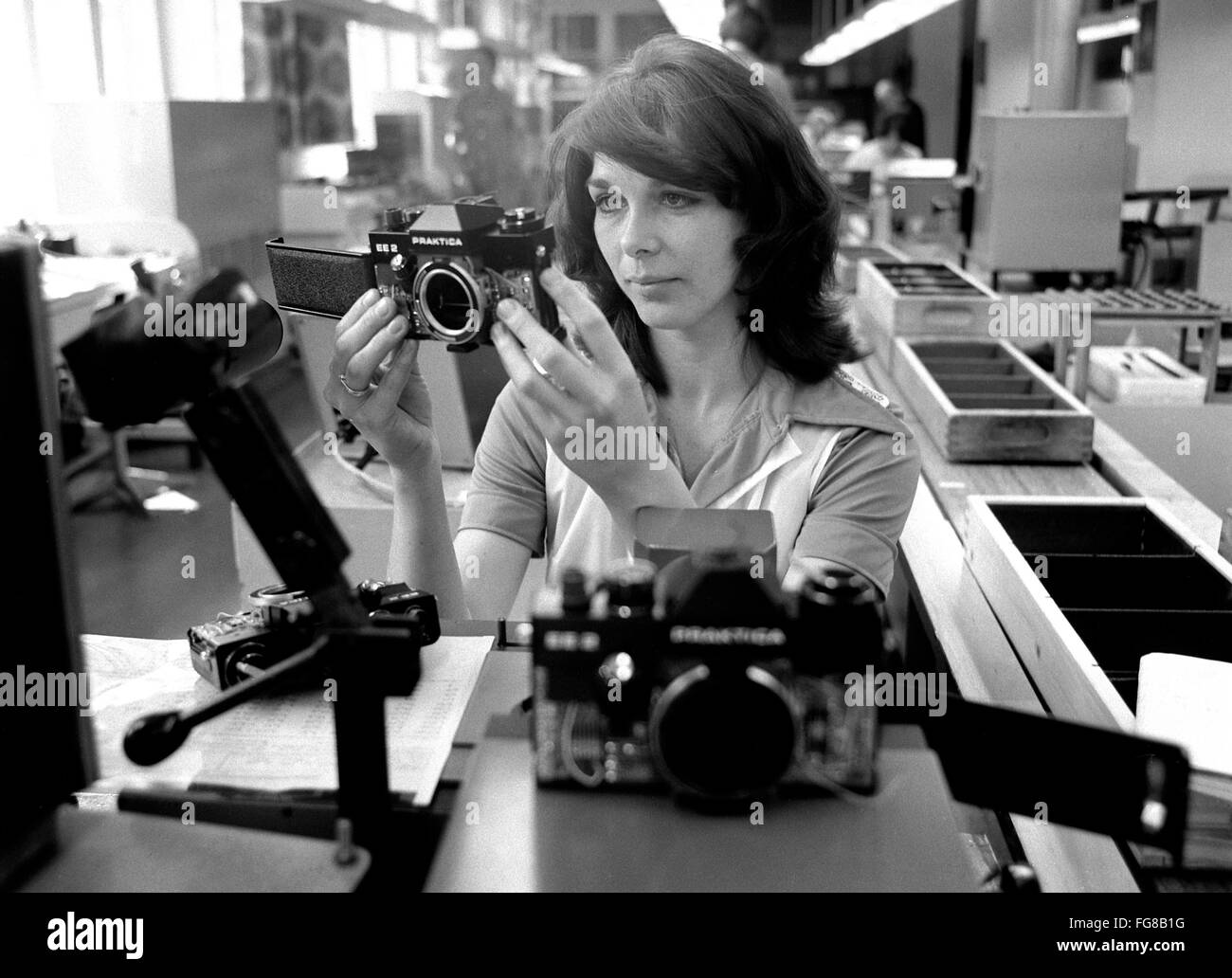 La foto mostra le donne che lavorano in Dresden VEB Pentacon che il controllo della qualità e del funzionamento del montato completamente fotocamere - qui una Praktica CE 2. La foto è stata scattata a Dresda, in Germania, nel luglio 1977. La proprietà pubblica operazione apparteneva alle grandi aziende in città e ha preso il suo nome nel 1964, quando molti produttori di fotocamere uniti. Il ben noto Praktica miniatura single-fotocamere reflex a lente, come pure la Pentacon sei telecamere sono state prodotte. Foto: Ulrich Hässler Foto Stock