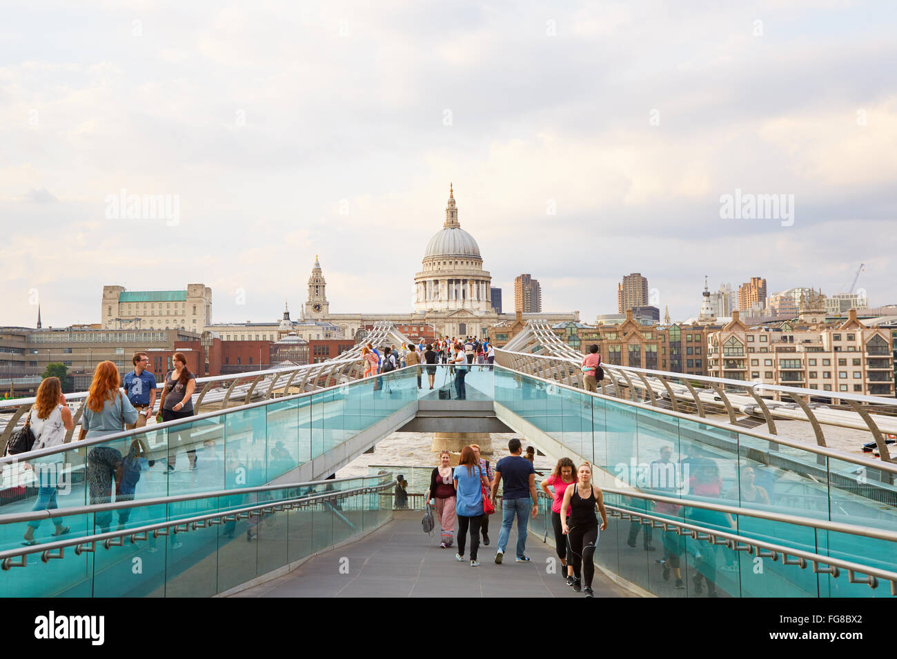 Millennium bridge con la gente a piedi e la cattedrale di St Paul in una serata estiva a Londra Foto Stock