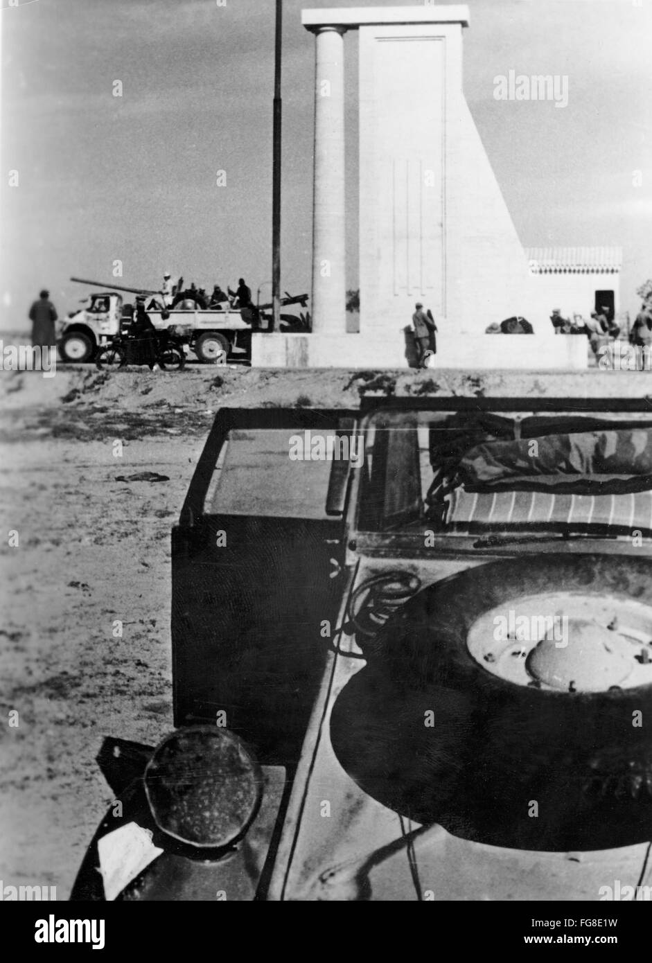 L'immagine della Propaganda nazista! Raffigura i soldati della Wehrmacht tedesca che attraversano il confine tra Tunisia e Tripolitania (oggi Libia), pubblicato il 25 febbraio 1943. Fotoarchiv für Zeitgeschichte Foto Stock