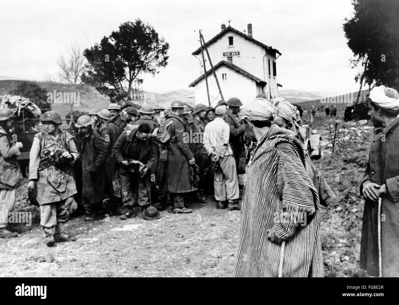 La foto della propaganda nazista mostra i prigionieri di guerra britannici della Wehrmacht tedesca vicino Oued Sidi Nsir in Tunisia. La foto è stata scattata nel marzo 1943. Fotoarchiv für Zeitgeschichtee - SENZA FILI - Foto Stock