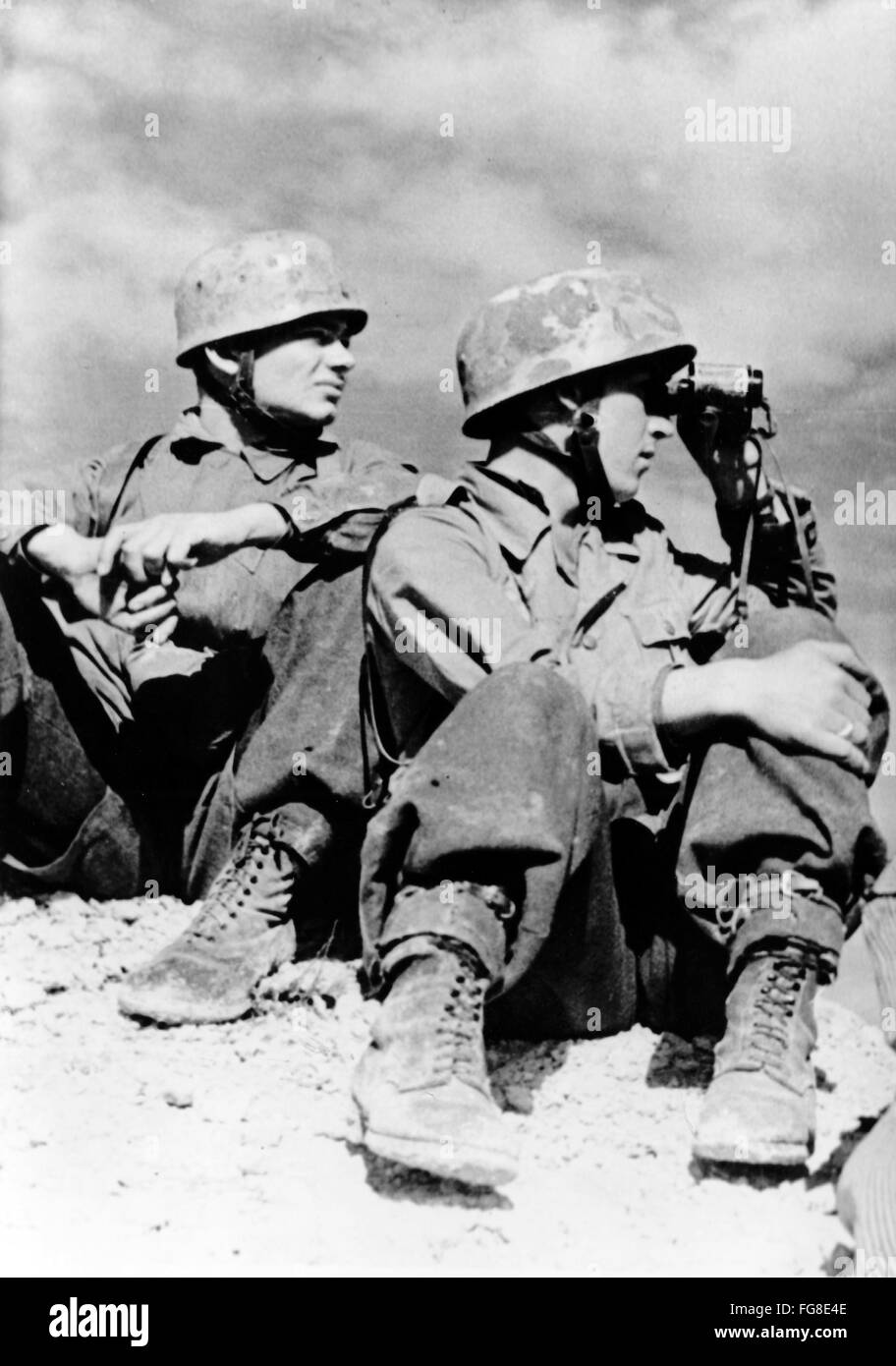 L'immagine della propaganda nazista mostra due paracadutisti della Wehrmacht tedesca in Tunisia. La foto è stata scattata nel marzo 1943. Fotoarchiv für Zeitgeschichtee - Foto Stock