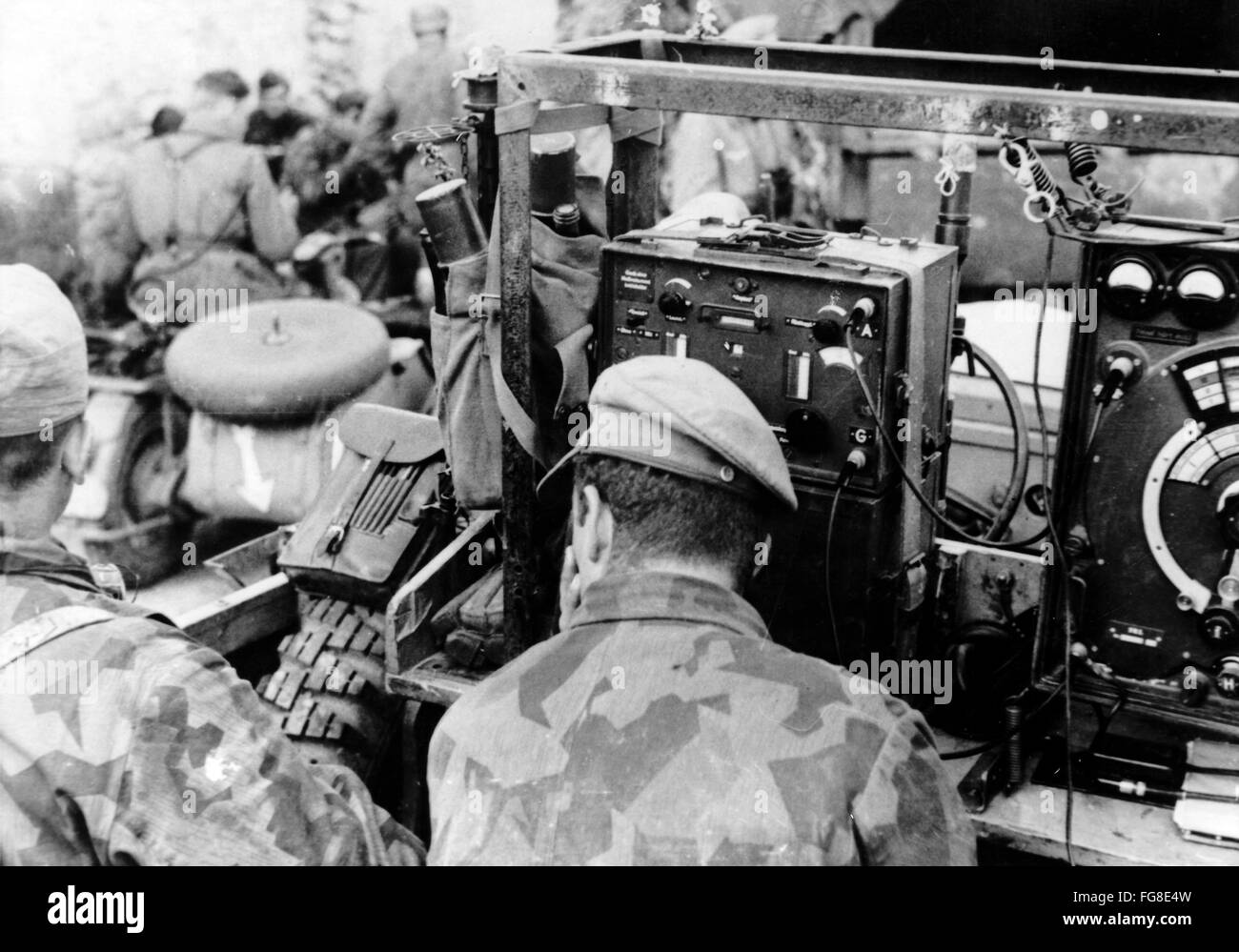 La foto della propaganda nazista mostra i soldati della Wehrmacht tedesca in una radio-auto in Tunisia. La foto è stata scattata nel febbraio 1943. Fotoarchiv für Zeitgeschichtee - SENZA FILI - Foto Stock