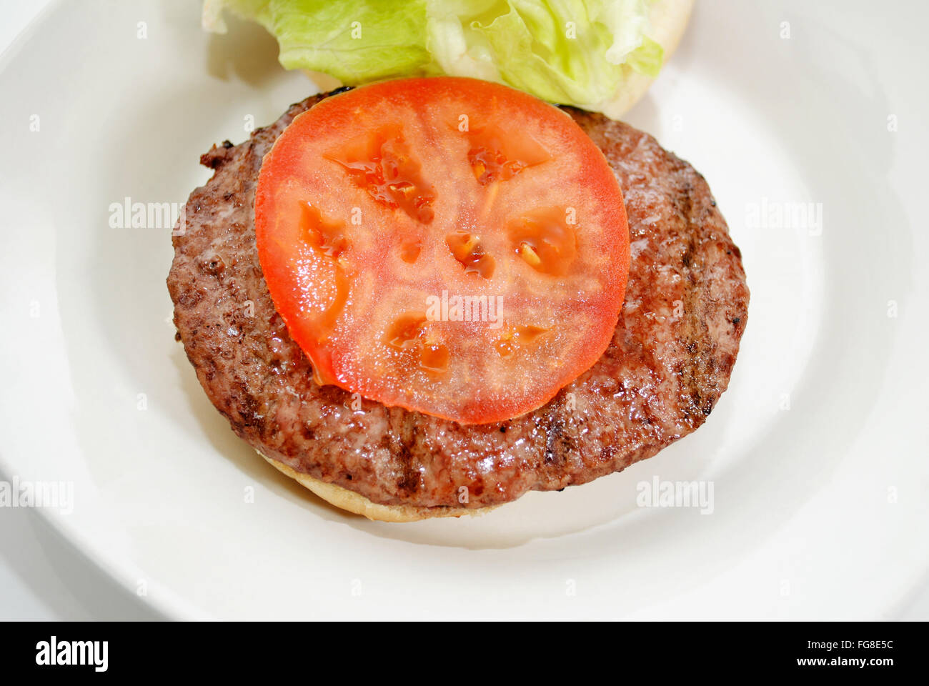 Fresche alla griglia Burger con fette di pomodoro Foto Stock