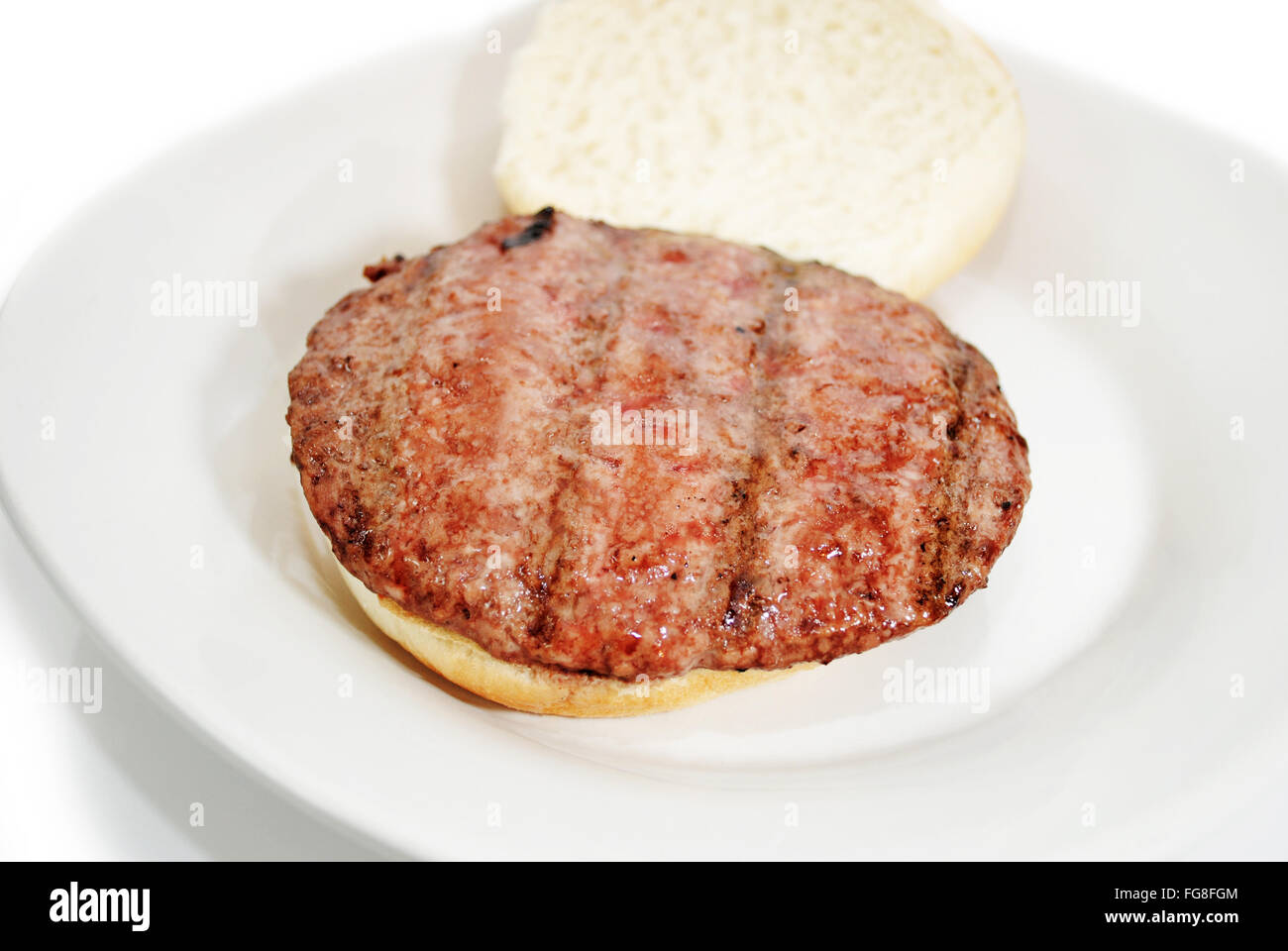 Grigliata di Burger pronto per condimenti freschi Foto Stock