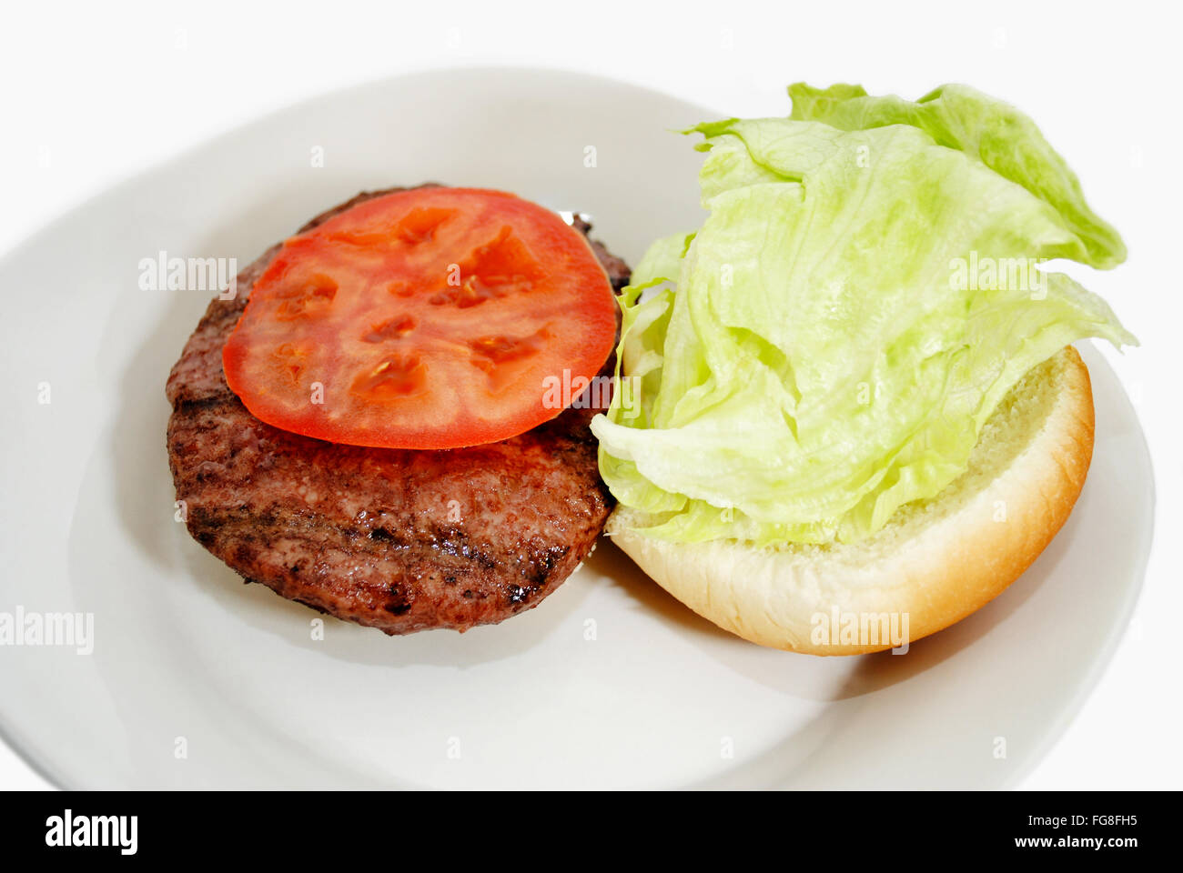 Hamburger alla griglia con lattuga fresca e pomodoro Foto Stock