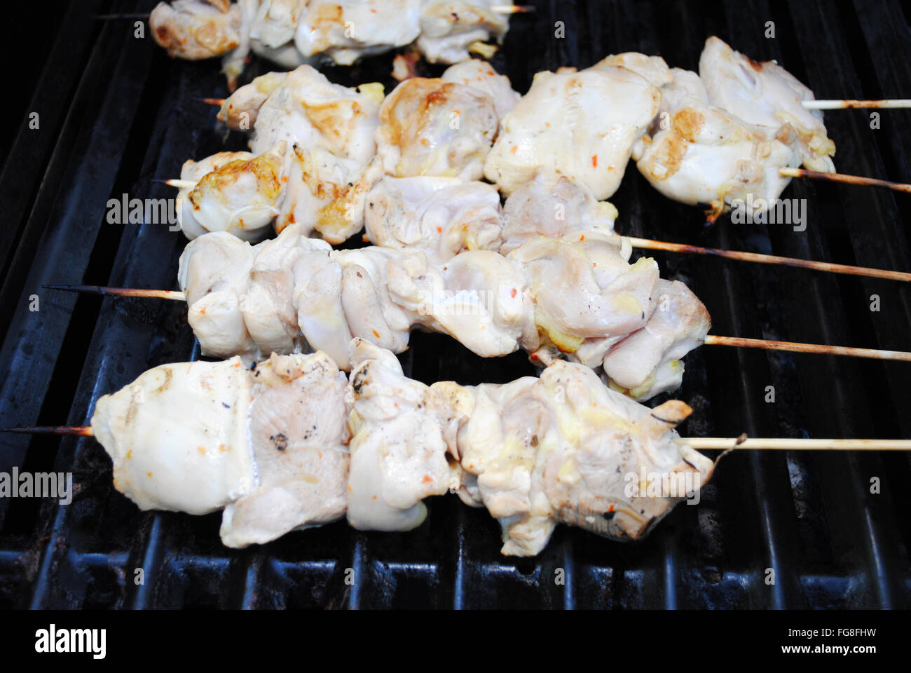 Grigliare il pollo Marinaded su un bastone Foto Stock