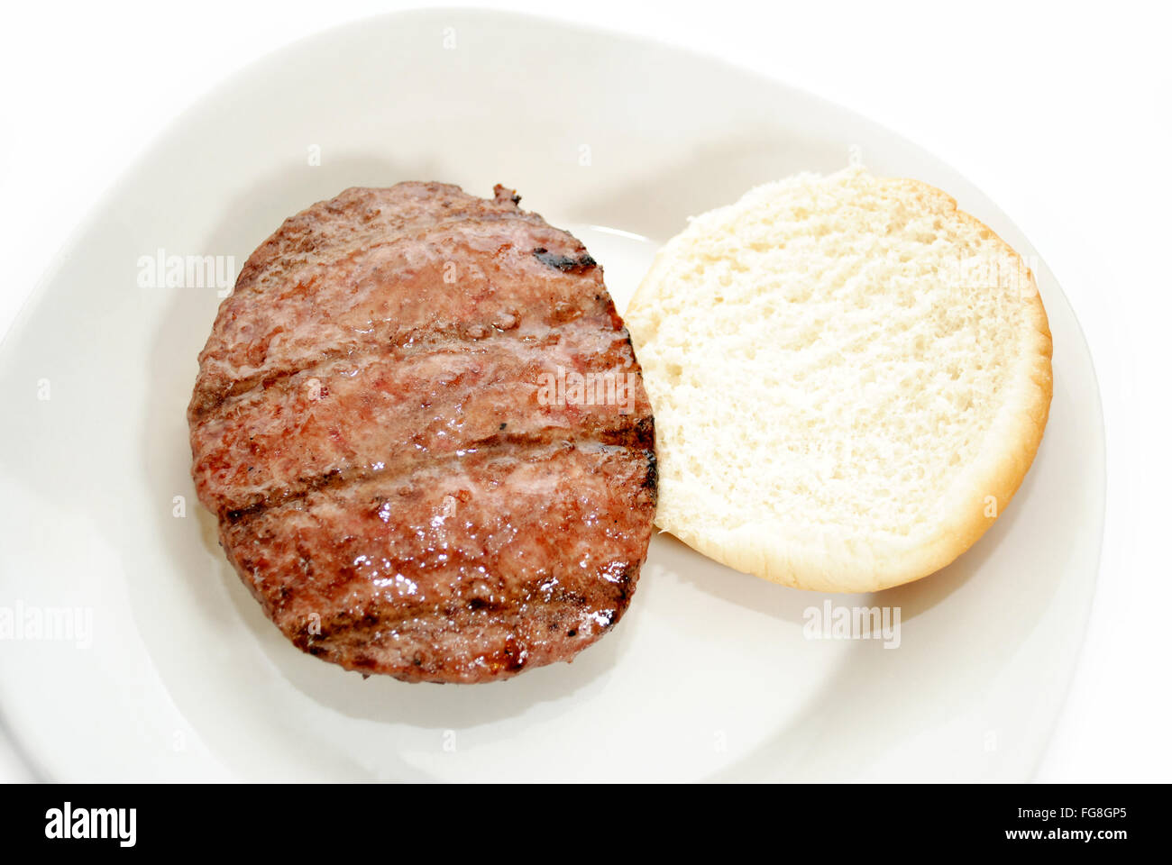 Rare hamburger alla griglia su un panino Foto Stock