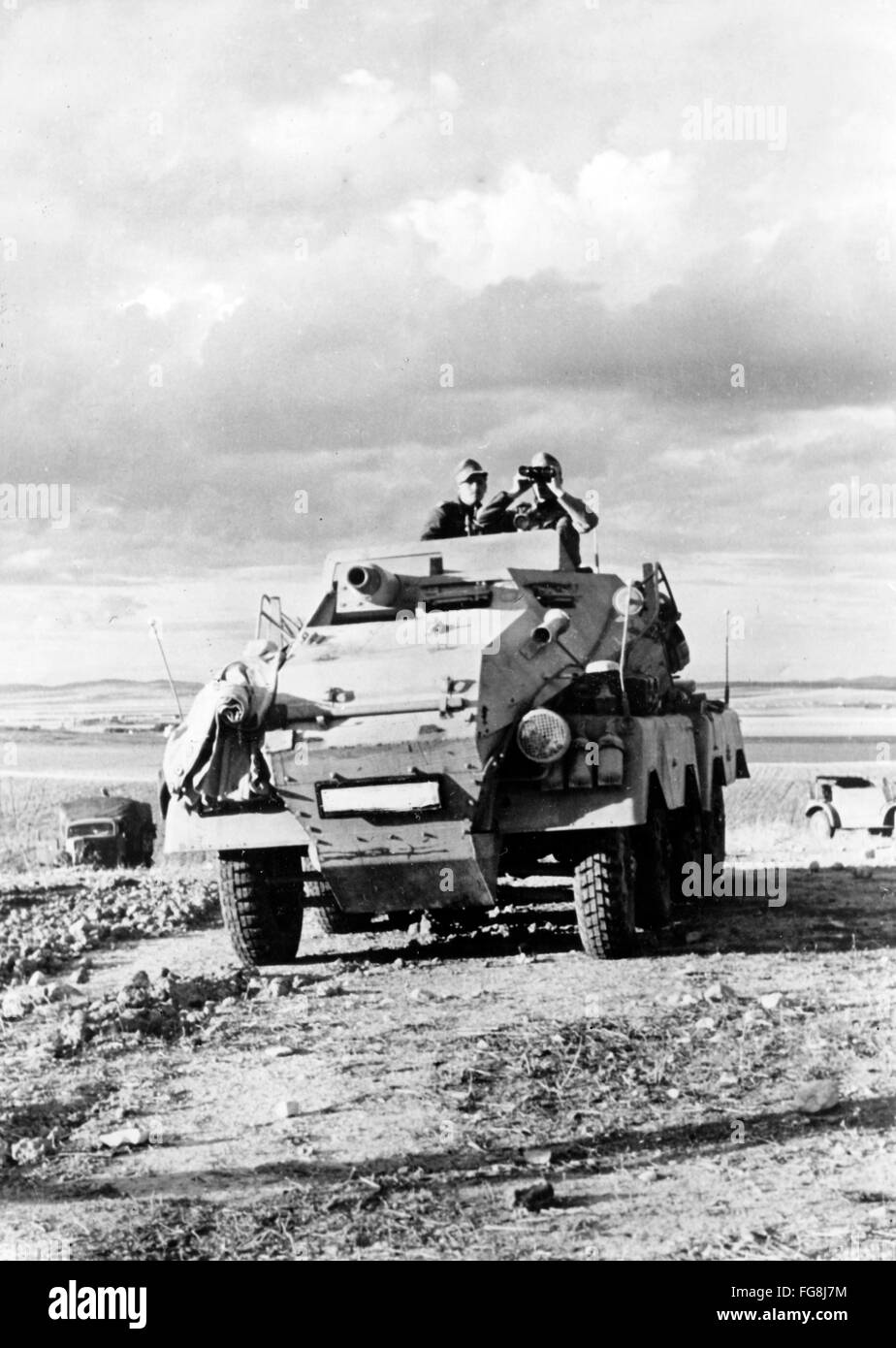 La foto della propaganda nazista mostra i soldati della Wehrmacht tedesca su un veicolo di ricognizione corazzato in Tunisia. La foto è stata scattata nel gennaio 1943. Fotoarchiv für Zeitgeschichtee - SENZA FILI - Foto Stock