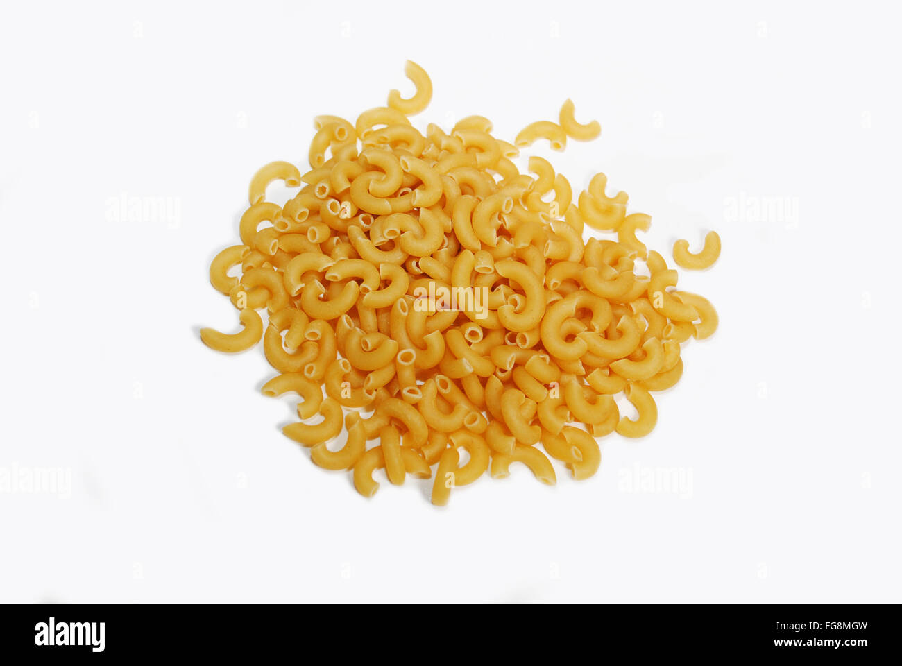 Cumulo di essiccata la pasta a gomito su bianco Foto Stock