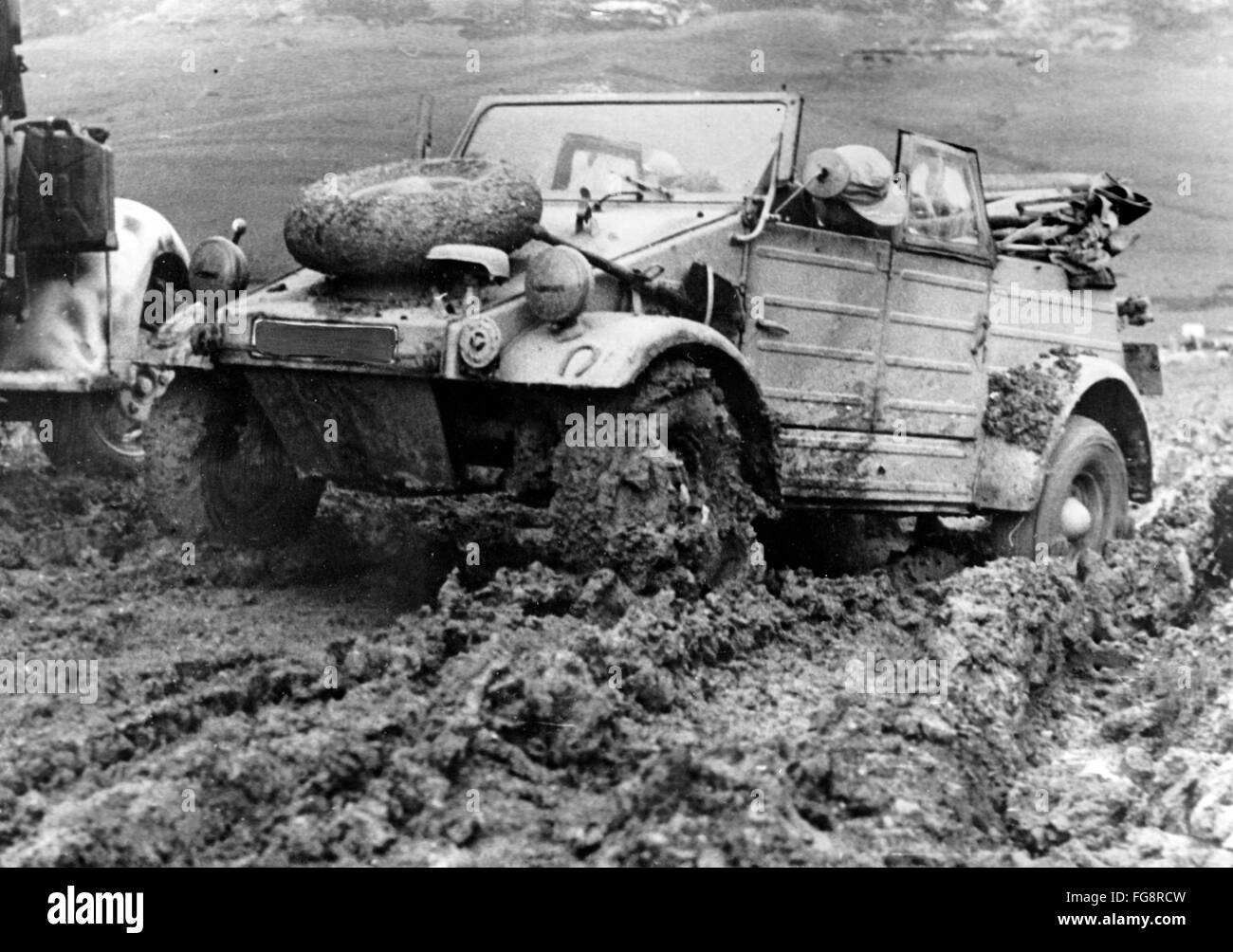 La foto della propaganda nazista mostra i veicoli della Wehrmacht tedesca in un muretto in Tunisia. La foto è stata pubblicata nel marzo 1943. Fotoarchiv für Zeitgeschichte - SENZA FILI - Foto Stock