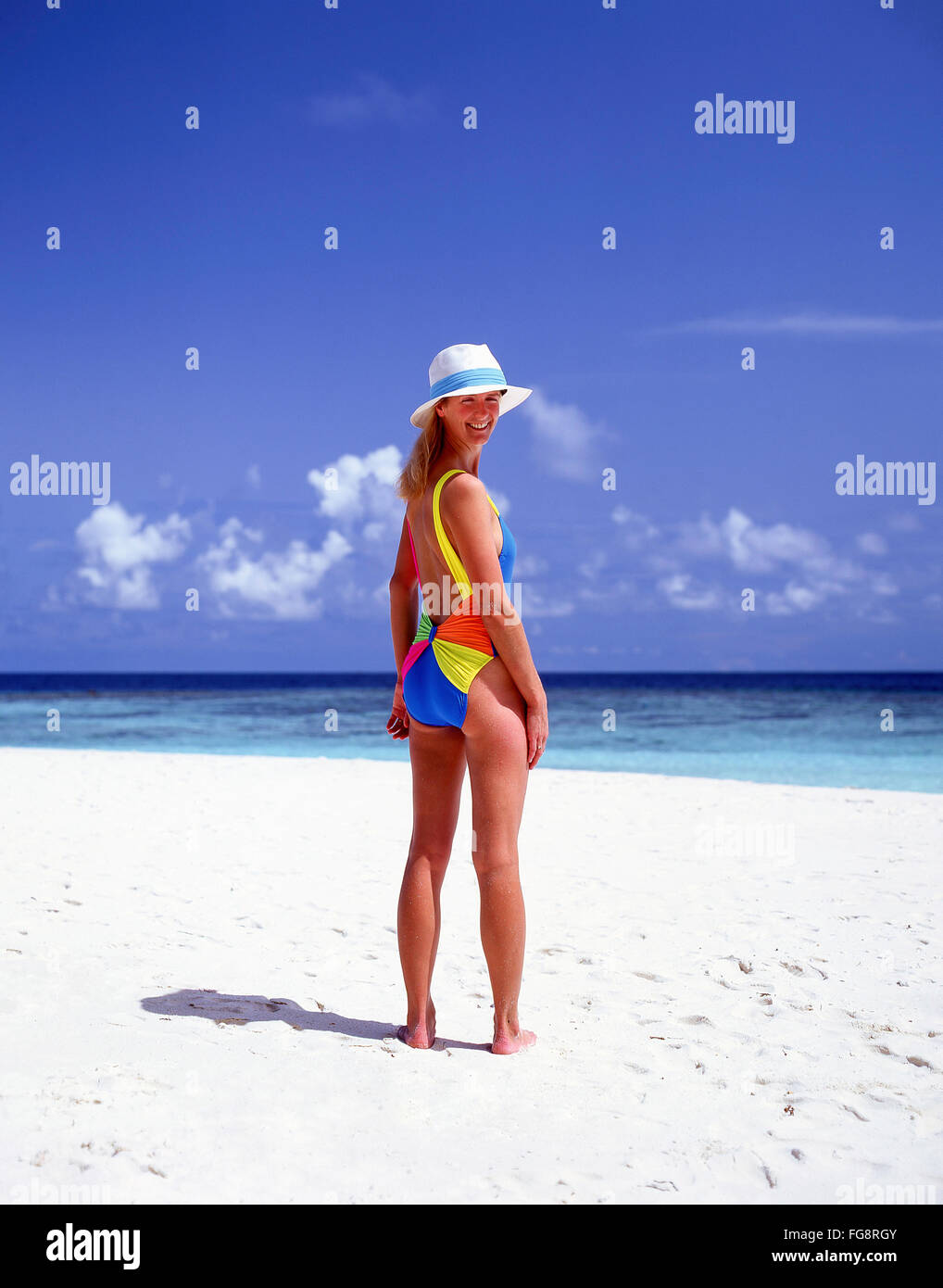 Giovane donna sulla spiaggia tropicale, Kuda Bandos, Kaafu Atoll, Repubblica delle Maldive Foto Stock