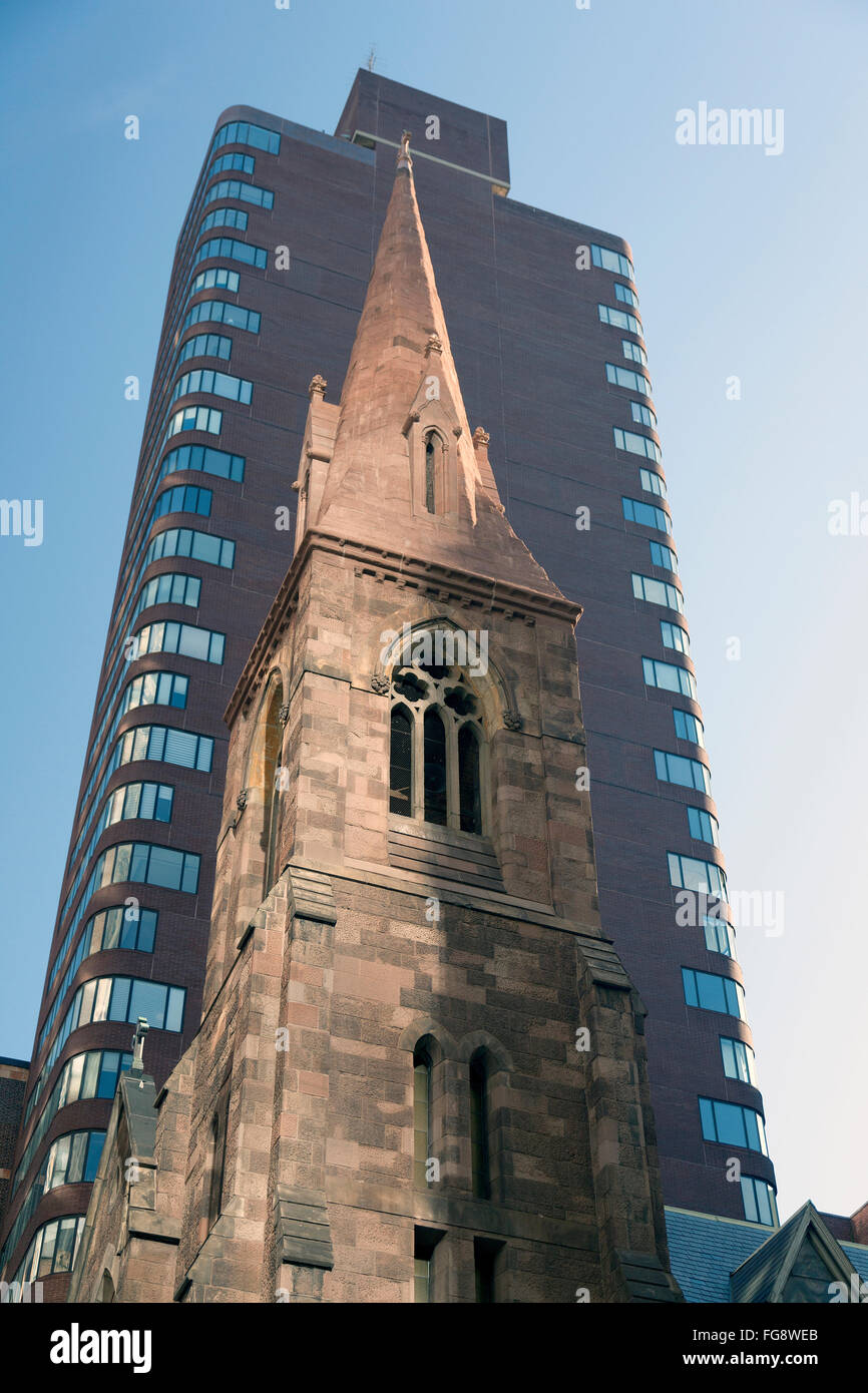 Torre della chiesa dell Incarnazione nella città di new york su 209 Madison Ave in luce riflessa Foto Stock