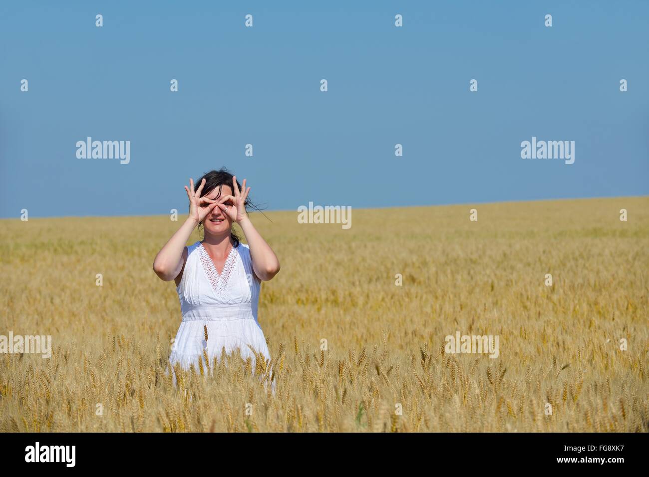 Giovane donna nel campo di grano in estate Foto Stock