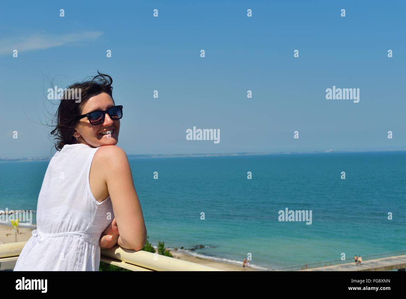 Donna felice outdoor Foto Stock