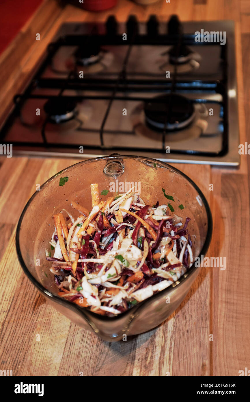 Coleslaw fatto in casa in una ciotola sul piano di lavoro della cucina Foto Stock