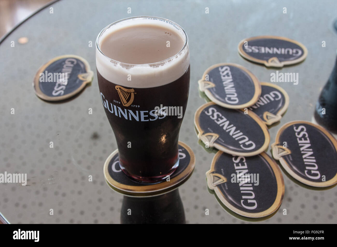 Bere,bere,alcol,avente,a,pinta,pinta,Pt,d,Guinness,a,interno del vecchio,Guinness Storehouse,circolare gravità,Bar,Dublino,l'Irlanda.,St Patrick Foto Stock