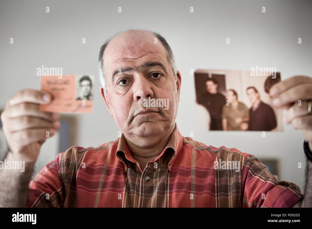 Assaad Chaftari, ex capo intelligence cristiano, qui con le foto del suo passato nella guerra civile. Foto Stock