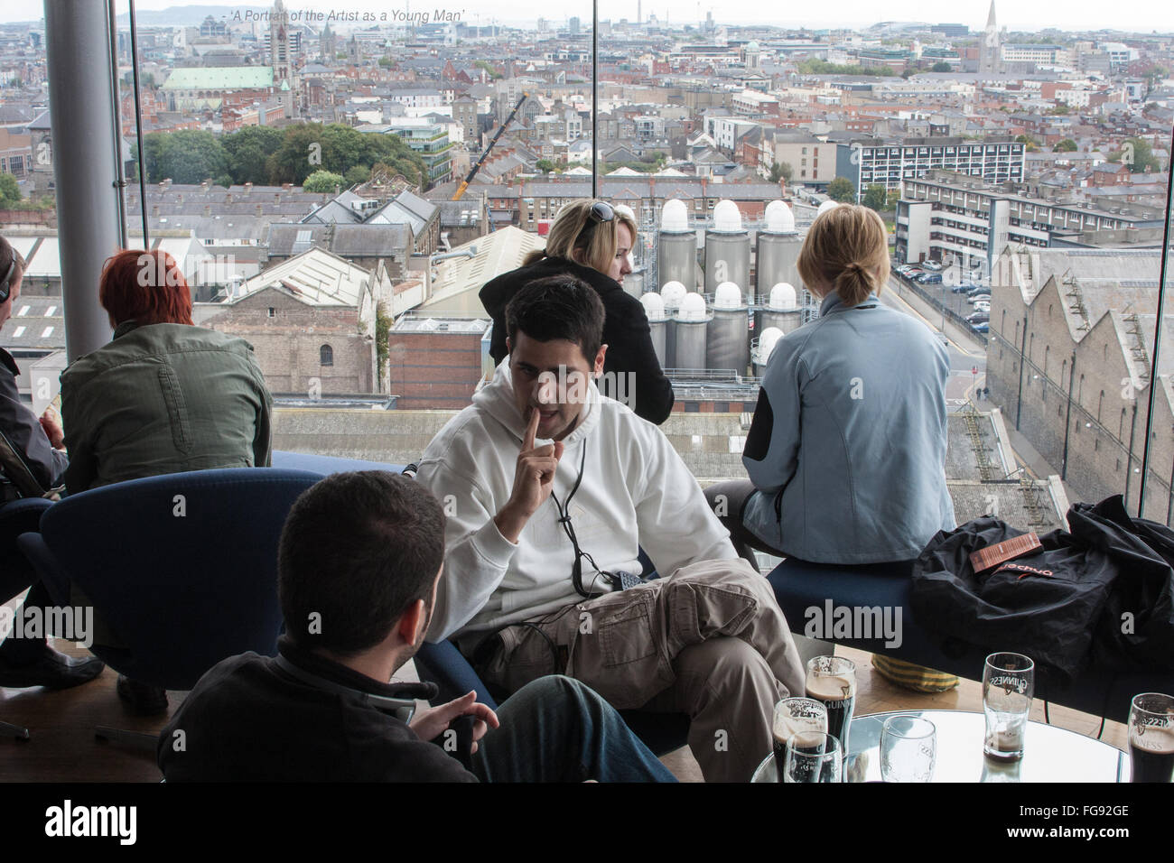 Interno del vecchio Guinness Storehouse e la circolare Gravity Bar,Dublino,l'Irlanda. Foto Stock