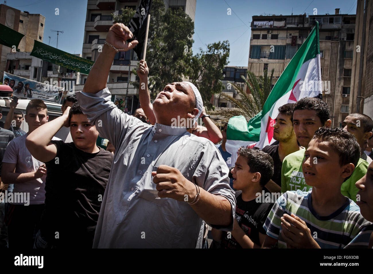 Le proteste dopo la preghiera del Venerdì nella moschea sunnita Imam Ali nel quartiere Tariq al Jadideh a Beirut Foto Stock