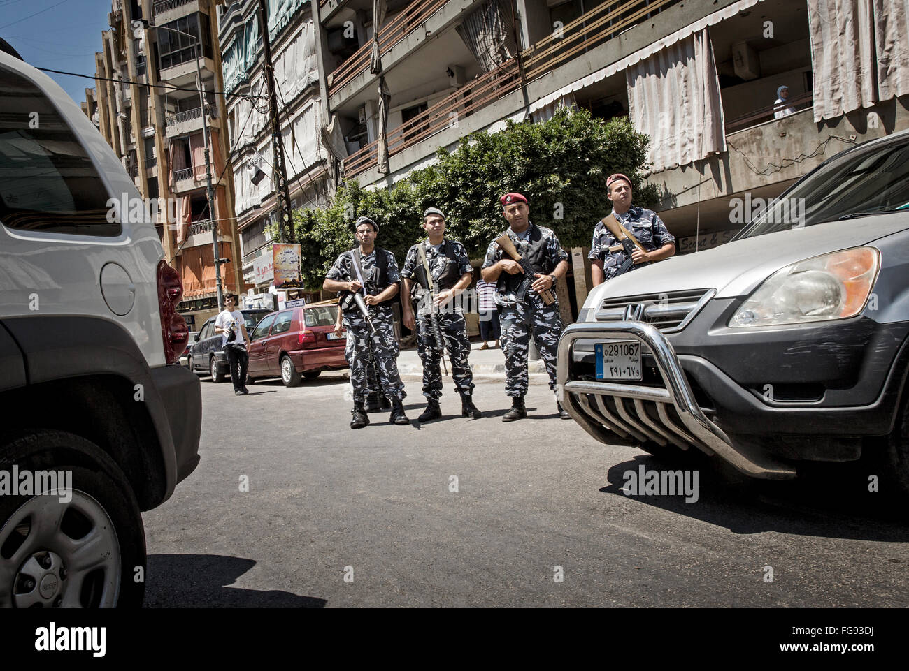 Le forze di sicurezza militari e di polizia hanno spostato in corrispondenza di tutti i punti critici, come qui in Tariq al Jadideh a Beirut Foto Stock