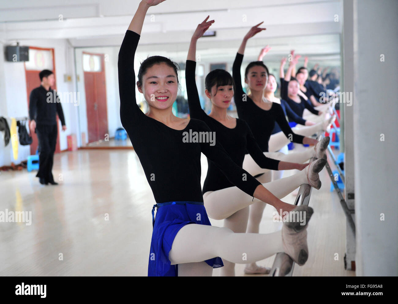 Zhumadian, la Cina della Provincia di Henan. Xvi Feb, 2016. Gli studenti fanno pratica con le azioni di base al sole la scuola di ballo in Runan contea di Zhumadian, centrale cinese della Provincia di Henan, Feb 16, 2016. Gli studenti che perseguono il loro sogno di essere un ballerino erano impegnati nei preparativi per l'esame di entrata della tecnica professionale. Essi pratica tecniche essenziali e di routine azioni di danza più e più volte in un 15-giorno di formazione prima dell'esame. © Sun Kai/Xinhua/Alamy Live News Foto Stock